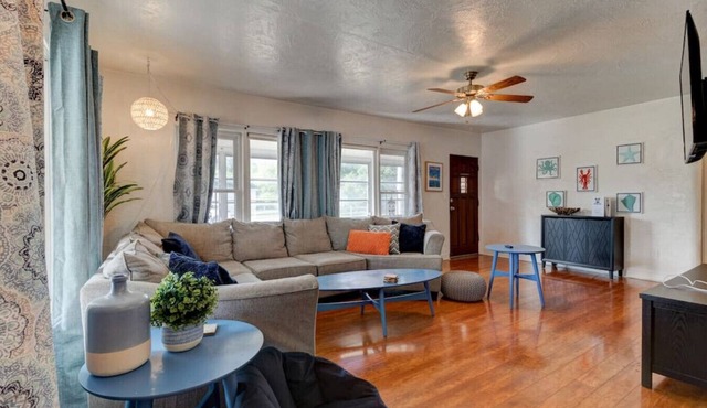 The Shark Shack-pet friendly, huge yard and ping pong