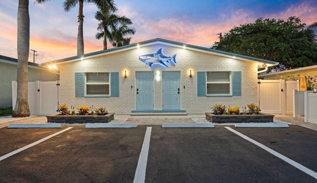 The Shark Tank Dual 2BR Units 6 Guests/Unit Steps to Beach & Nightlife