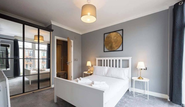 The Sharston- Free Parking - Close To Airport