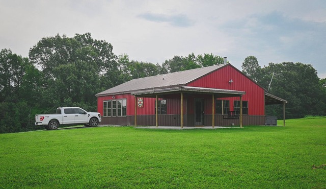 The Shawnee Farmhouse - 3-bedroom, 2 bathroom, cabin the heart of Southern IL