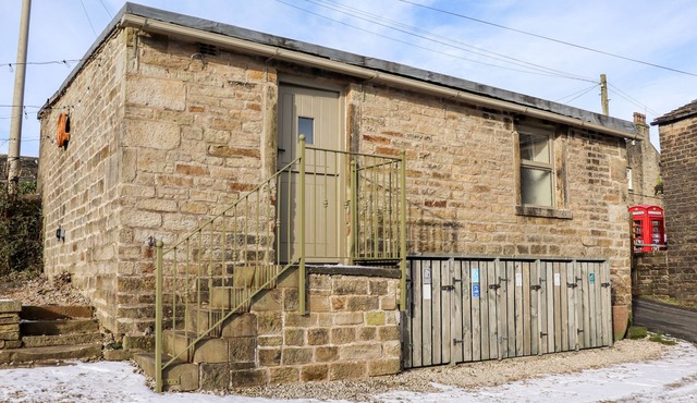 THE SHEARER'S HUT, romantic, with a garden in Holme, West Yorkshire