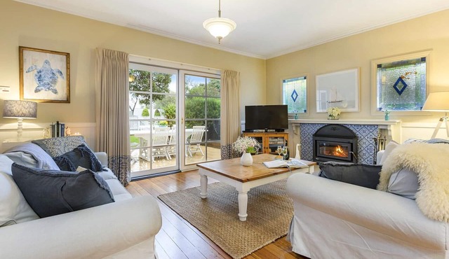 The Shearwater Deck - 250m from the bay beach - BEACHSIDE SPA COTTAGE