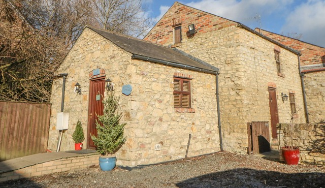 THE SHED, pet friendly, with hot tub in Coxhoe