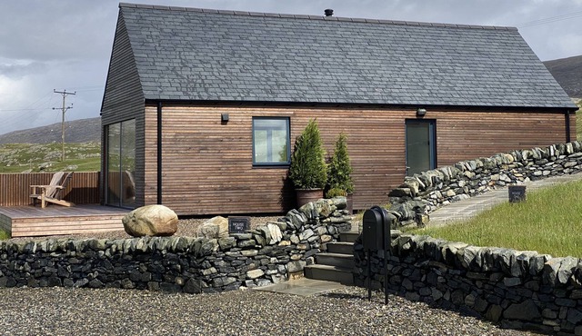 THE SHEEP STATION TWO, romantic, luxury holiday cottage in Leverburgh