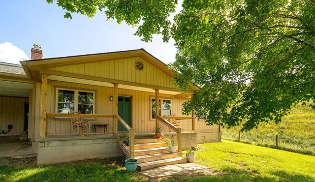 The Sheepfold: Remodeled cottage and 6 stall horse barn on working farm!