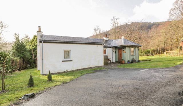 THE SHEILING, pet friendly, with open fire in Callander