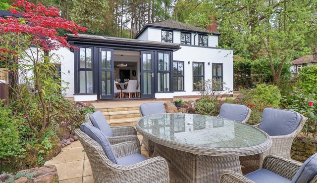 THE SHEILING, pet friendly, luxury holiday cottage in Rudyard Lake