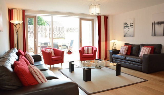 THE SHELDUCK, SOUTHWOLD, family friendly, with a garden in Southwold