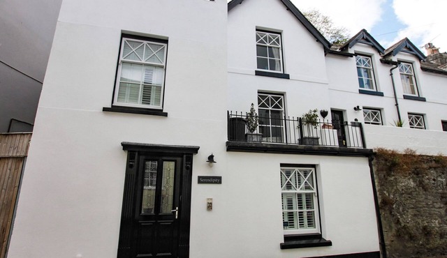 THE SHELL SEEKERS, pet friendly, character holiday cottage in Fowey