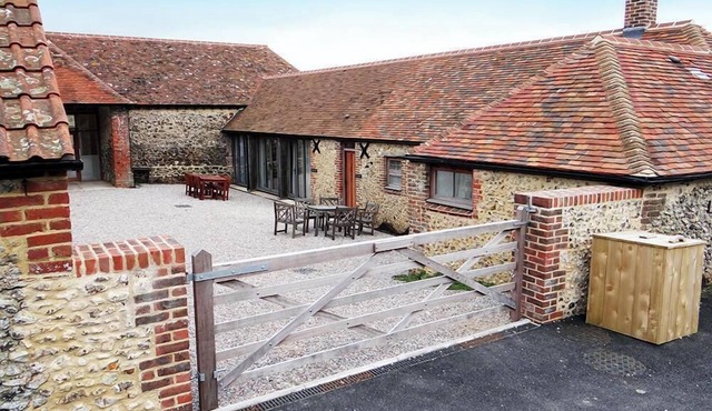The Shelter Shed, Coastal Cottage Retreat steps from Durdle Door