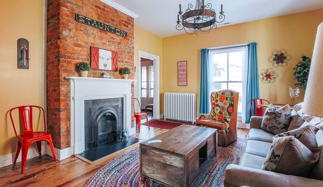 The Shenandoah Suite: Private Balcony, Walkable