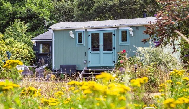 THE SHEPHERD'S HUT, romantic, country holiday cottage in Aberdovey