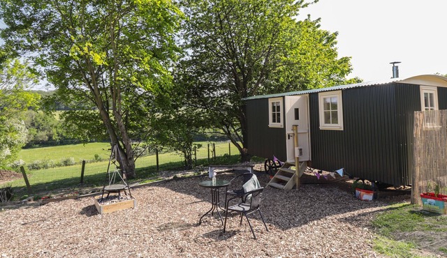 THE SHEPHERDS HUT AT MARLEY, pet friendly in Barham, Kent