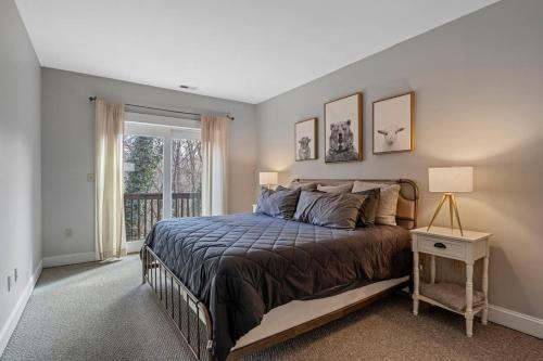 The Sherwood - Modern Log Cabin, Fireplace, Pool Table, and Mountain Views!
