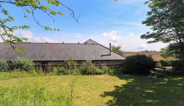 THE SHIPPEN, pet friendly, character holiday cottage in Rosudgeon