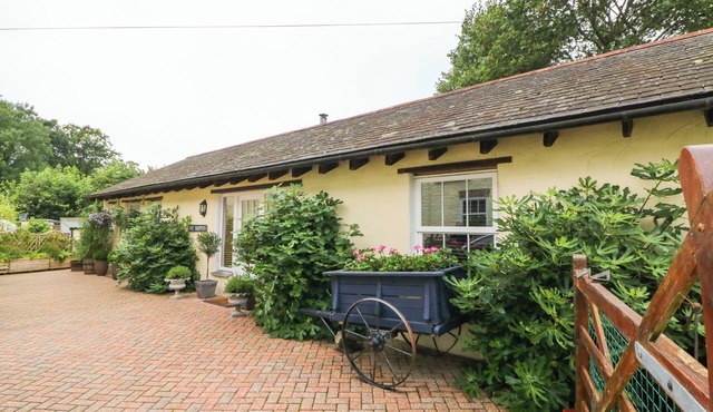 THE SHIPPEN, pet friendly, character holiday cottage in Kilkhampton