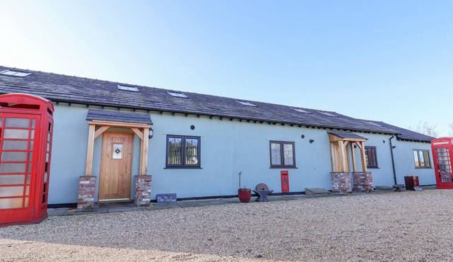 THE SHIPPON, family friendly, with hot tub in Helsby