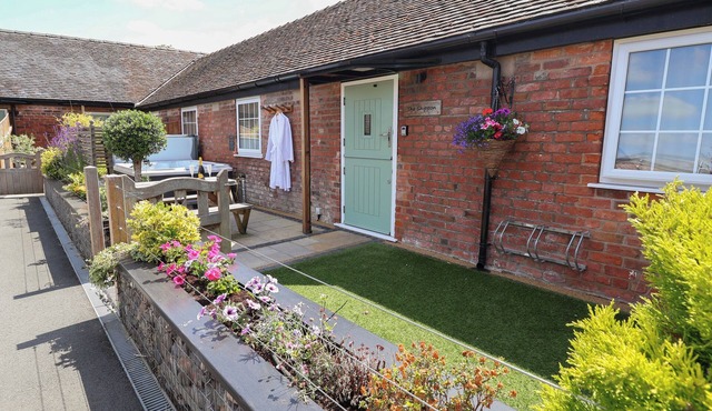 THE SHIPPON, family friendly, character holiday cottage in Chester