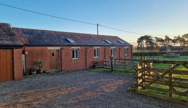 The Shippon -Hot Tub ext chg - Superking-Log Fire