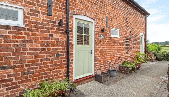 THE SHIPPON, pet friendly, character holiday cottage in Tarporley