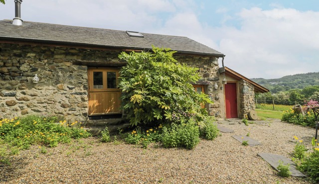 THE SHIPPON, pet friendly, character holiday cottage in Conwy