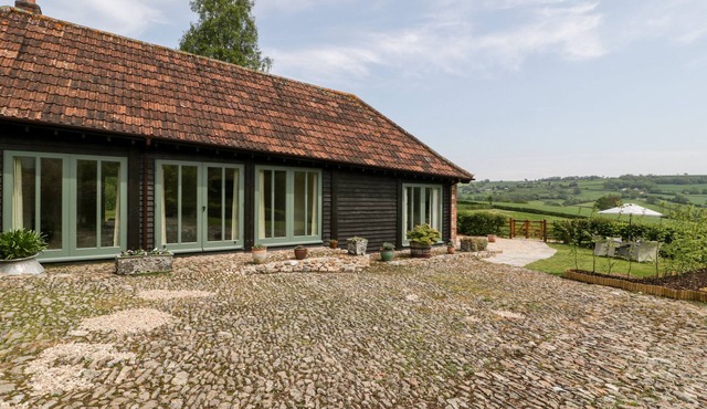 THE SHIPPON, romantic, with hot tub in Honiton