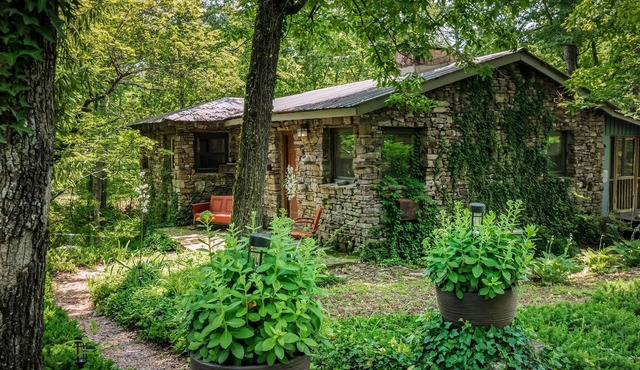 The Shire-riverside w/hot tub, fire pit, kayaks & fenced yard
