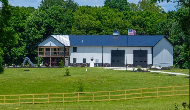 The Shome-3-bedroom barn on 10 acres in peaceful Thornville with AC, WiFi