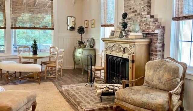 The Shopkeeper's Cottage ~ CHIC!