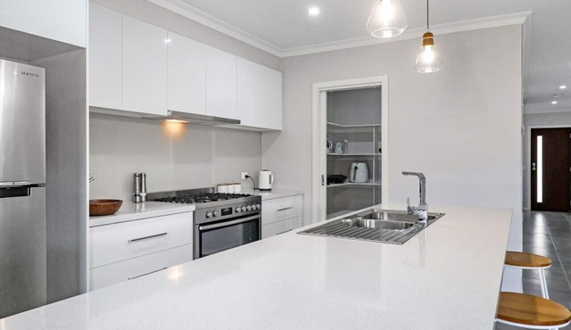 The Shore- Modern family getaway, aircon, beaches