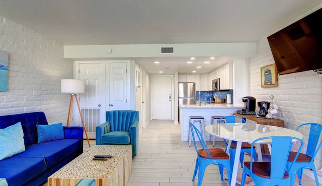 The Shore Thing ~ cute condo near the beach, Swimming Pool and Beach Access!