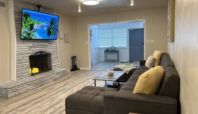The Shoreland Hideaway 4BR & 2BA jacuzzi, minutes from Siesta Key