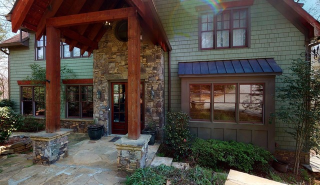 The Shoreland Home on Lake Lanier With Dock