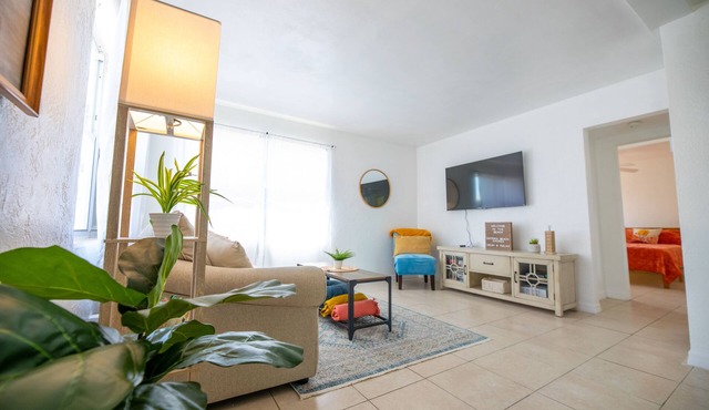 The Shores Beach Cottage - a Short Walk from the Sand - Daytona Beach Shores