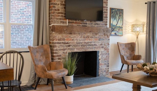 The Shores- Hot Tub- King Bed- Near OSU