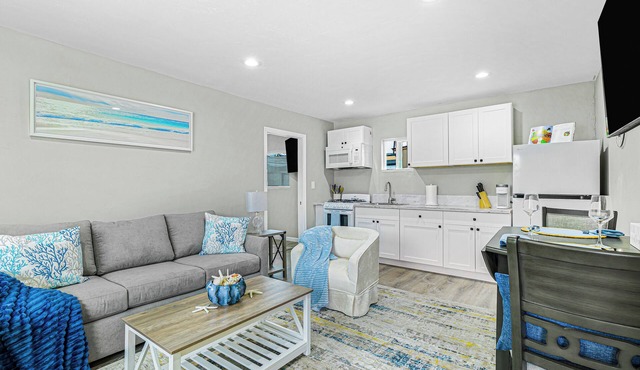 "The Shores" One Bedroom with A/C Steps to La Jolla Shores Beach, San Diego