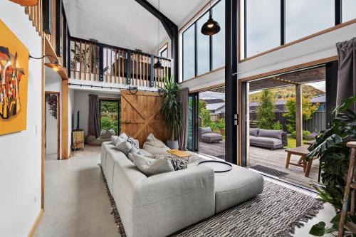 The Shotover Barn -Mountain View Retreat- 13 guests