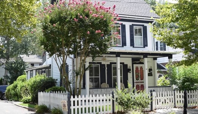 The Side Porch Cottage, featured in Cape May Magazine, Close to Shops and Beach