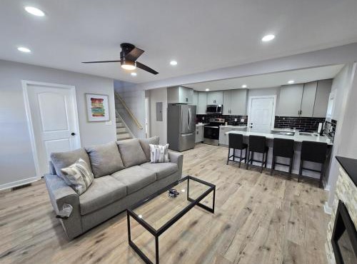 The Silver Villa - 2 King Beds Minutes from Downto