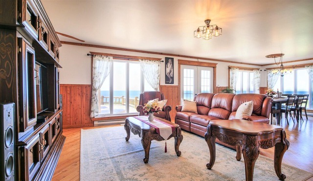 The Simeon - Upscale Bay Views by Doorbed