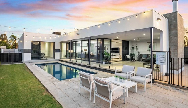 The Sinatra Holiday House in Mulwala - great for 10 singles!