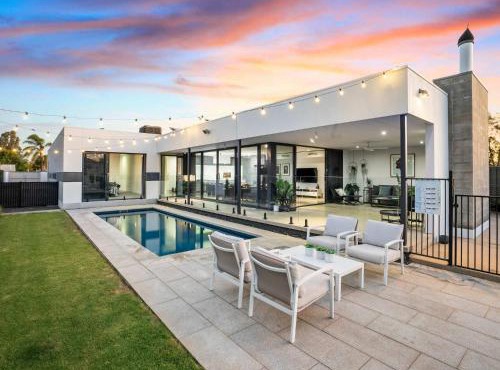 The Sinatra Holiday House in Mulwala - 10 individual beds