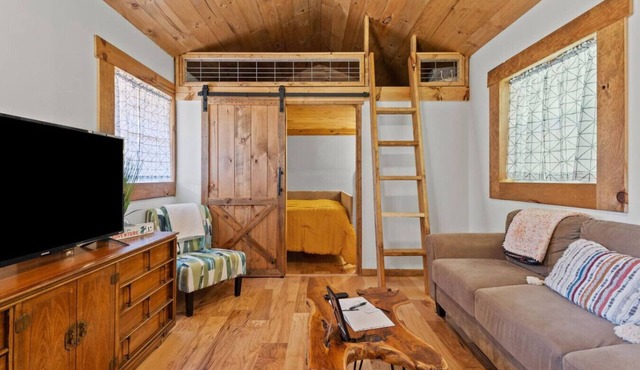 The Sit and Stay Cabin- Hot Tub, Firepit, Covered Porch, WiFi