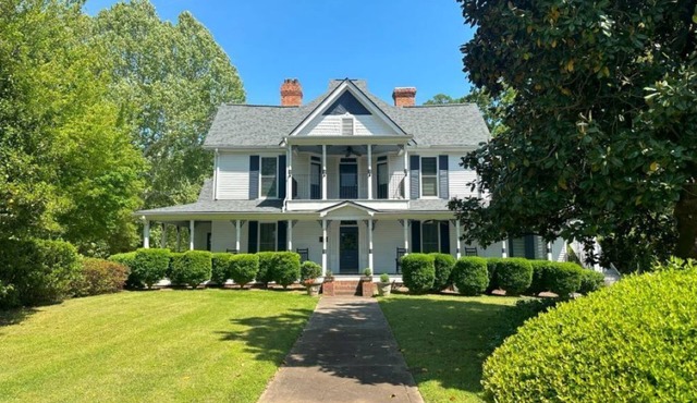 The Skelton House: spacious 8-bedroom house in charming Downtown Hartwell