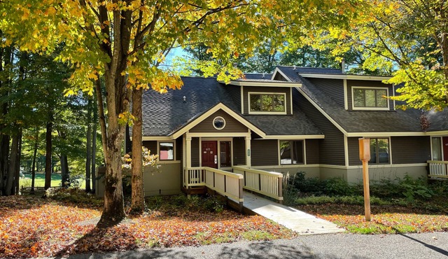 The Ski & Tee - 5 bdrm condo on 18th fairway & steps from ski trail