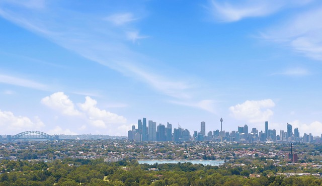 The Sky Perch- Walking distance to Accor stadium and Qudos bank Arena.