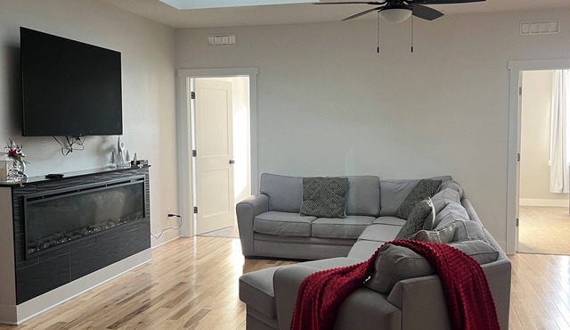 The Skylight Retreat 3BR Private Deck – Saint Paul