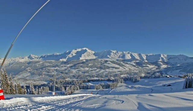 THE SLALOM 2, panoramic view of Mont-Blanc At the foot of the Combloux Megève slopes