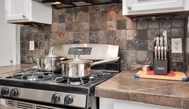 The Sleek Escape * Zen Courtyard * Artsy Backyard * Close to City & Attractions