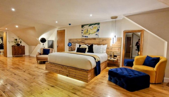 The Sleeping Dog Room at The Grumpy Schnauzer BnB Huge Room, Luxe Suite, Private Hot Tub, Breakfast, Gym, Games Room, Farm Stay, Amazing